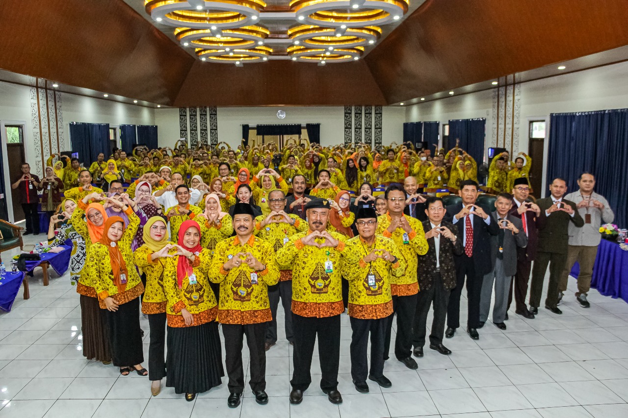 PARA DOKTOR UNW BAGIKAN TEMUAN PENELITIAN PADA DIES NATALIS KE-30